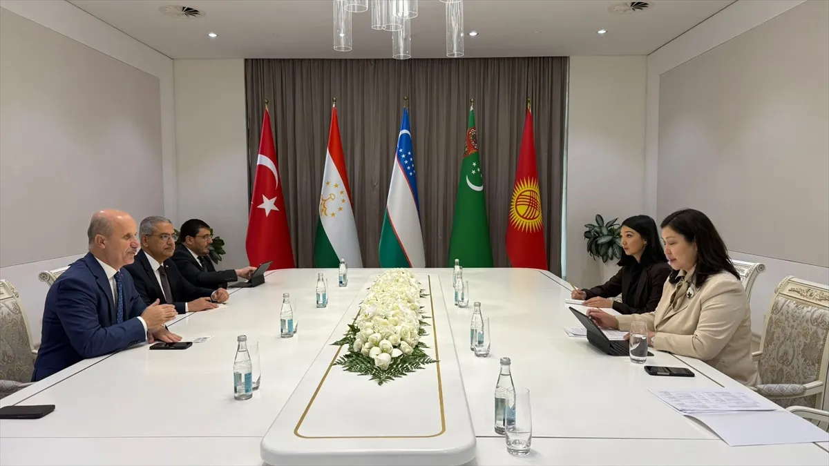 YÖK Başkanı Özvar, Özbekistan ve Kırgızistan bakanlarıyla görüştü YÖK Başkanı Özvar, Özbekistan ve Kırgızistan bakanlarıyla görüştü