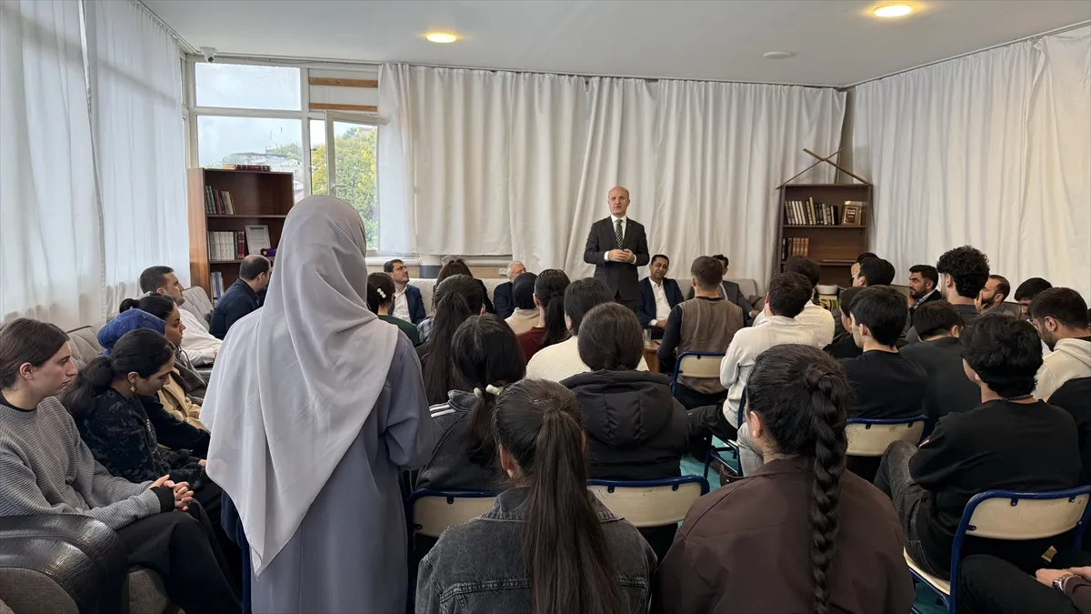 YÖK Başkanı Özvar, Tiflis’te öğrencilere tavsiyelerde bulundu