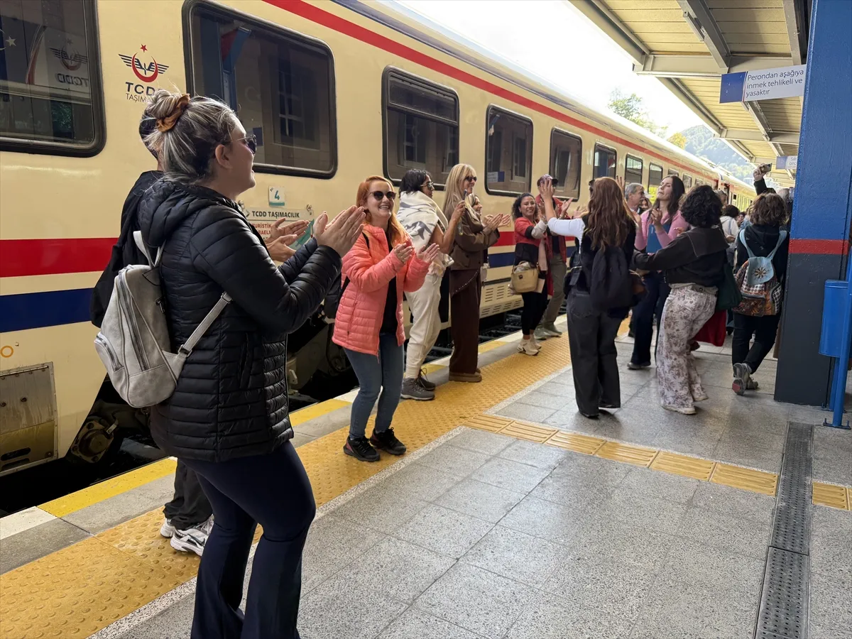 Zonguldak’a gelen Turistik Karaelmas Ekspresi’ni Madenci Korosu karşıladı Zonguldak’a gelen Turistik Karaelmas Ekspresi’ni Madenci Korosu karşıladı