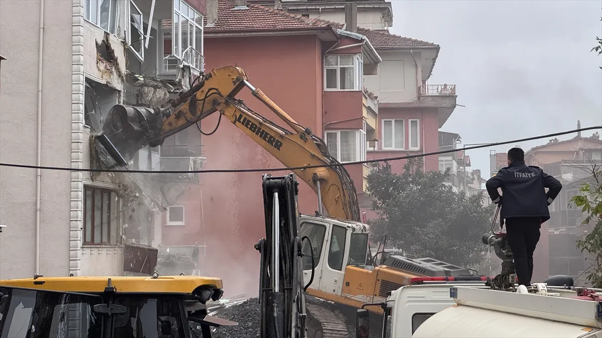 Zonguldak’ta çatlak oluşan 5 katlı bina yıkılıyor Zonguldak’ta çatlak oluşan 5 katlı bina yıkılıyor