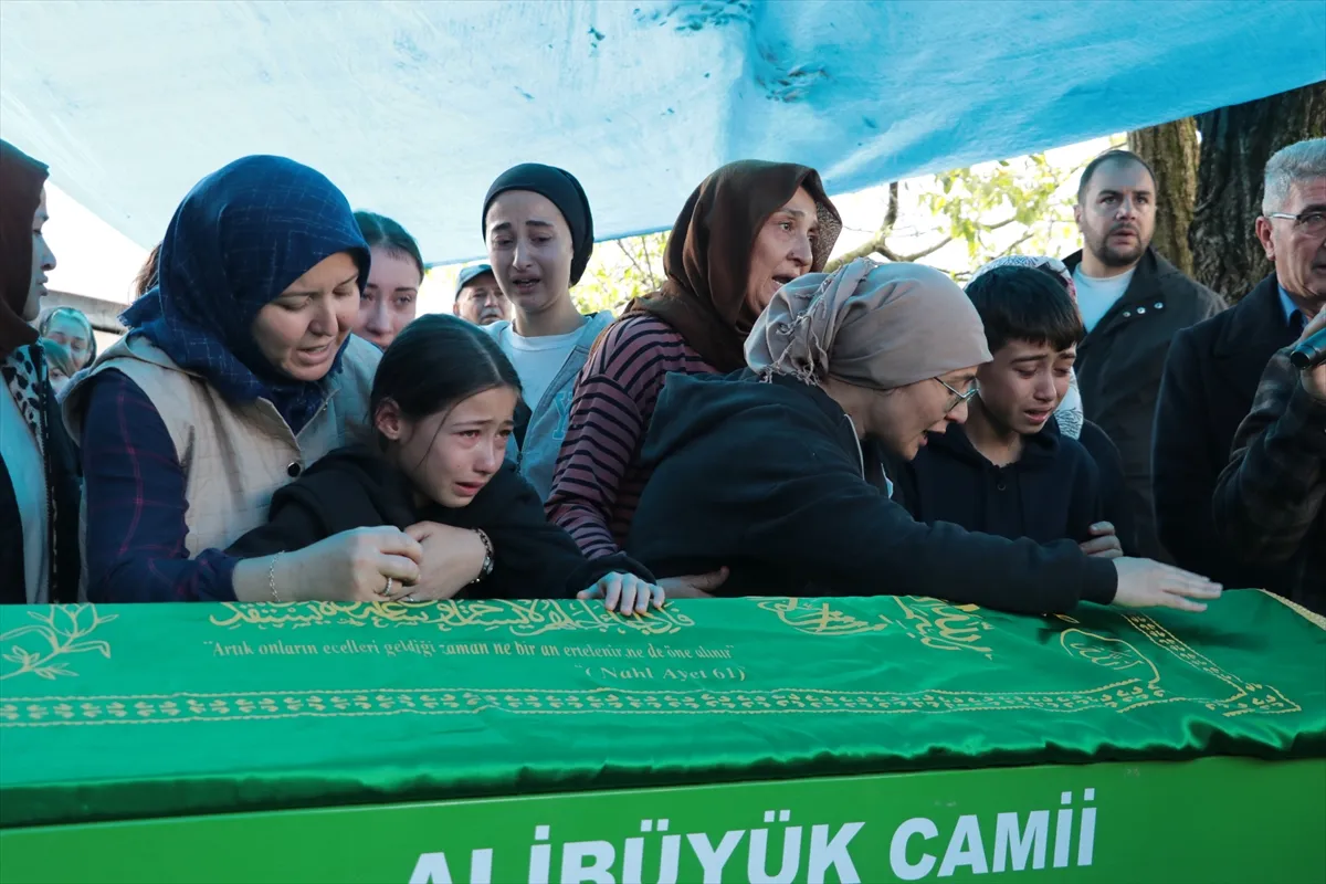 Zonguldak’ta grizu patlamasında ölen 3 işçi toprağa verildi Zonguldak’ta grizu patlamasında ölen 3 işçi toprağa verildi