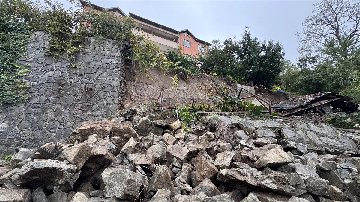 Zonguldak’ta heyelan nedeniyle bir bina tedbir amacıyla boşaltıldı Zonguldak’ta heyelan nedeniyle bir bina tedbir amacıyla boşaltıldı