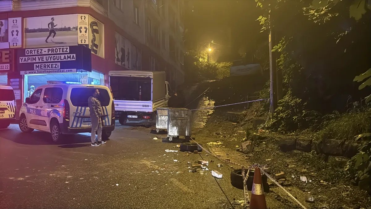 Zonguldak’ta metruk bina kısmen çöktü Zonguldak’ta metruk bina kısmen çöktü