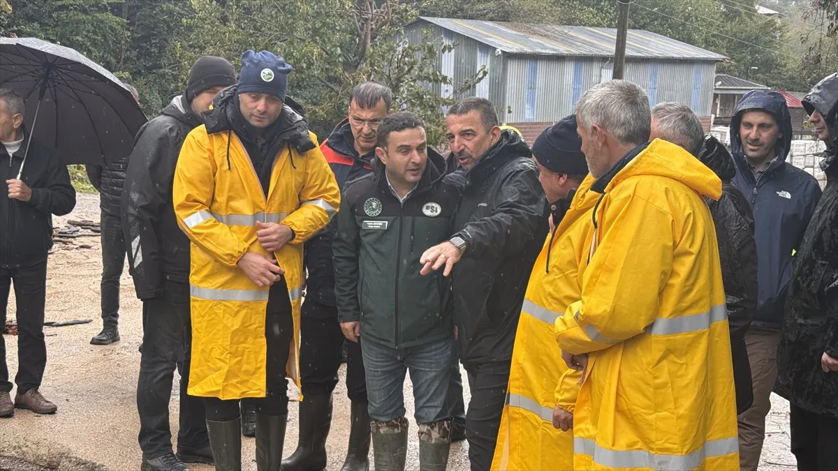 Zonguldak Valisi Hacıbektaşoğlu, sağanaktan etkilenen yerlerde incelemelerde bulundu