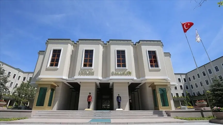 Fransa’da sarı yeleklilerin gösterilerini yönetemediği gerekçesiyle İçişleri Bakanı’na istifa çağrısı