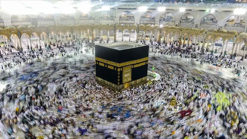 Kabe’de Müslümanlar sağanak altında akşam namazı kıldı