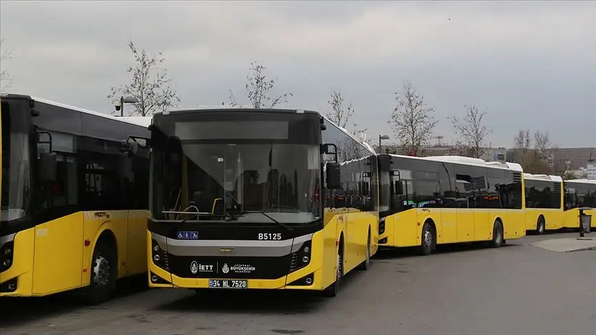 Maltepe’de bir İETT otobüsü yolun çökmesi sonucu oluşan çukura düştü