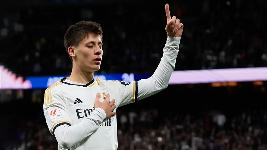 Real Madrid’de eylül ayının oyuncusu seçilen Arda Güler, ödülünü aldı