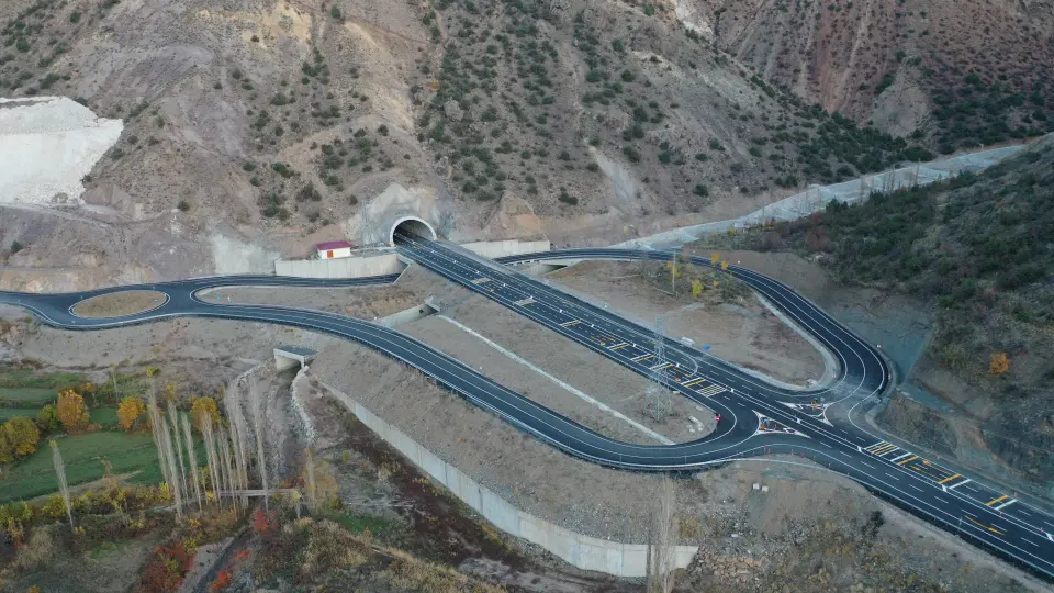 Yapay zekada geri kalma korkusu, olası yıkımın göze alınmasına yol açıyor Yapay zekada geri kalma korkusu, olası yıkımın göze alınmasına yol açıyor