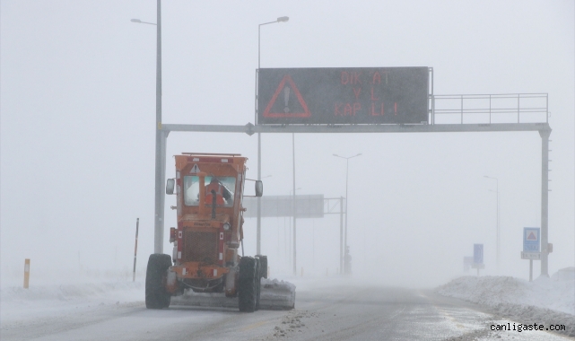 Kayseri-Erciyes yolu kar yağışı ve tipi nedeniyle kapandı