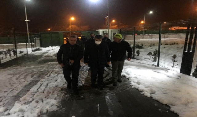 Vali Gürel kar nedeniyle yolda kalanları öğrenci yurdunda ziyaret etti