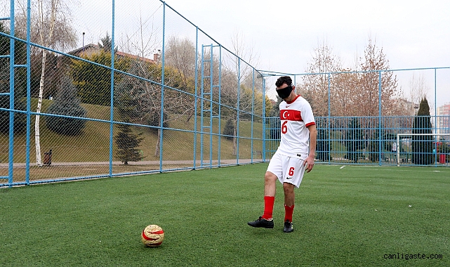 23 yıl önce görme yetisini kaybeden Abdullah, futbol tutkusuyla milli forma için ter döküyor 23 yıl önce görme yetisini kaybeden Abdullah, futbol tutkusuyla milli forma için ter döküyor