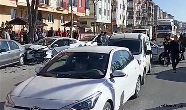 6 aracın karıştığı zincirleme kaza: 5 yaralı 6 aracın karıştığı zincirleme kaza: 5 yaralı