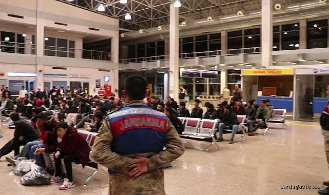 Afganistan uyruklu 227 düzensiz göçmen ülkelerine gönderildi Afganistan uyruklu 227 düzensiz göçmen ülkelerine gönderildi