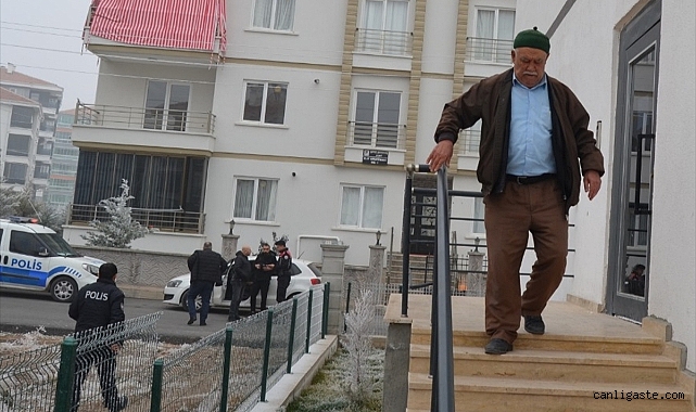 Aksaray’da bir kişi ikinci kez dolandırılmaktan güvenlik görevlisinin uyarısıyla kurtarıldı Aksaray’da bir kişi ikinci kez dolandırılmaktan güvenlik görevlisinin uyarısıyla kurtarıldı