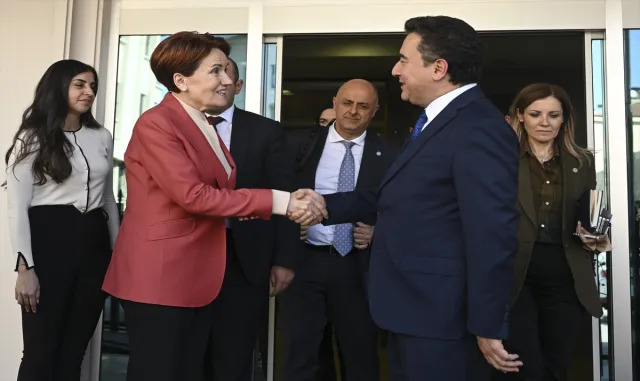 Akşener, altılı masa toplantısına davet için Babacan’ı ziyaret etti Akşener, altılı masa toplantısına davet için Babacan’ı ziyaret etti