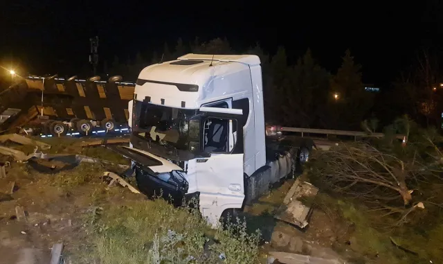 Anadolu Otoyolu’nun Kocaeli kesiminde refüje çarpan tır ulaşımı aksattı Anadolu Otoyolu’nun Kocaeli kesiminde refüje çarpan tır ulaşımı aksattı