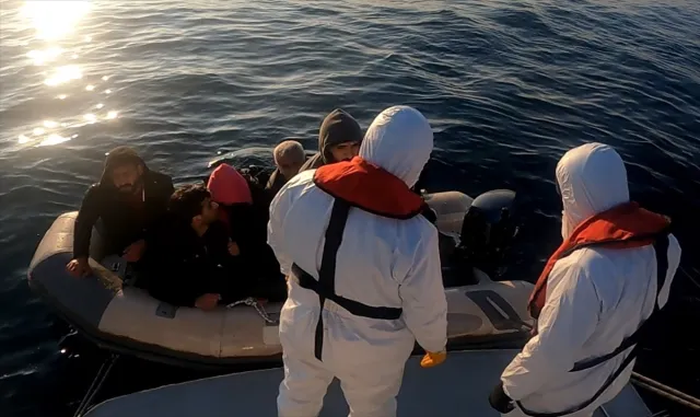 Ayvalık açıklarında 6 düzensiz göçmen kurtarıldı Ayvalık açıklarında 6 düzensiz göçmen kurtarıldı