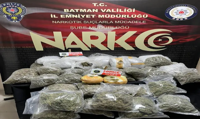 Batman’da 35 kilo 500 gram skunk ele geçirildi, 4 zanlı tutuklandı Batman’da 35 kilo 500 gram skunk ele geçirildi, 4 zanlı tutuklandı