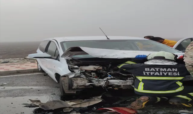 Batman’da hafif ticari araç ile otomobil çarpıştı, 1 kişi öldü, 4 kişi yaralandı Batman’da hafif ticari araç ile otomobil çarpıştı, 1 kişi öldü, 4 kişi yaralandı