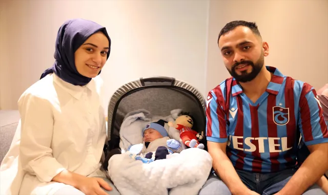 Bebeklerine "Uğurcan Çakır" adını veren aileden Trabzonsporlu futbolcuya ziyaret Bebeklerine "Uğurcan Çakır" adını veren aileden Trabzonsporlu futbolcuya ziyaret