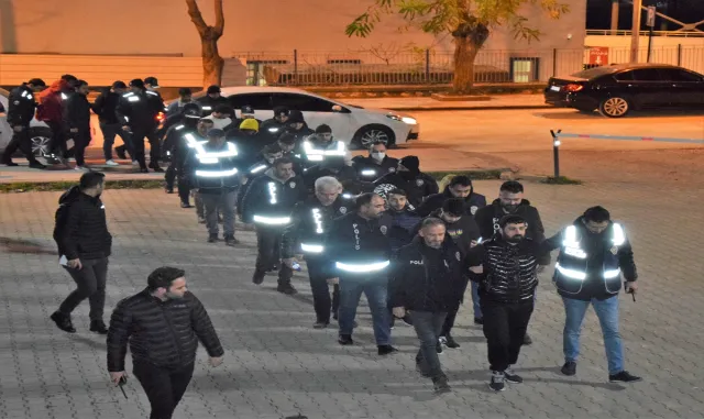 Bilecik merkezli araç alım satımı bahanesiyle dolandırıcılık operasyonunda 24 zanlı tutuklandı Bilecik merkezli araç alım satımı bahanesiyle dolandırıcılık operasyonunda 24 zanlı tutuklandı