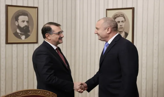 Bulgaristan Cumhurbaşkanı Radev, Enerji ve Tabii Kaynaklar Bakanı Dönmez’i kabul etti Bulgaristan Cumhurbaşkanı Radev, Enerji ve Tabii Kaynaklar Bakanı Dönmez’i kabul etti