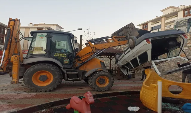 Bursa’da çocuk parkına devrilen otomobilin sürücüsü yaralandı Bursa’da çocuk parkına devrilen otomobilin sürücüsü yaralandı