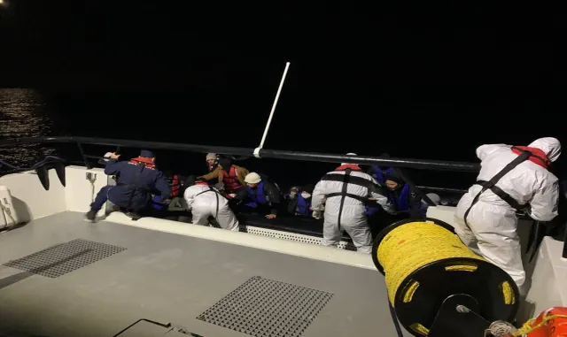 Çanakkale açıklarında 30 düzensiz göçmen kurtarıldı Çanakkale açıklarında 30 düzensiz göçmen kurtarıldı