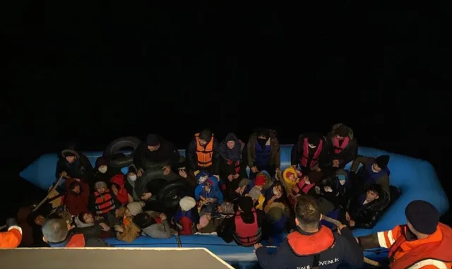 Çanakkale açıklarındaki operasyonlarda 71 düzensiz göçmen yakalandı Çanakkale açıklarındaki operasyonlarda 71 düzensiz göçmen yakalandı