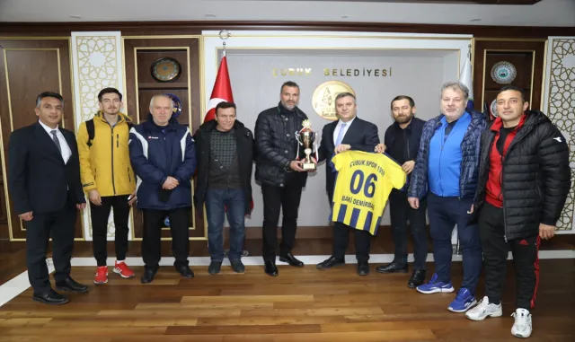 Çubukspor 1959’dan Belediye Başkanı Demirbaş’a ziyaret Çubukspor 1959’dan Belediye Başkanı Demirbaş’a ziyaret