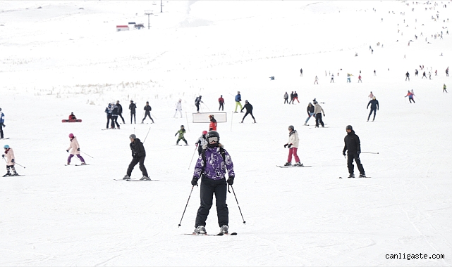 Erciyes Kayak Merkezi’nde pistler bu hafta sonu da kayak severlerle doldu Erciyes Kayak Merkezi’nde pistler bu hafta sonu da kayak severlerle doldu