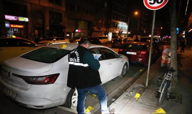 Eskişehir’de rastgele ateş açıp araç, iş yeri ve binaya zarar veren 3 şüpheli tutuklandı Eskişehir’de rastgele ateş açıp araç, iş yeri ve binaya zarar veren 3 şüpheli tutuklandı