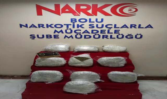 GÜNCELLEME - Anadolu Otoyolu’nda durdurulan minibüste 12 kilo 100 gram esrar ele geçirildi GÜNCELLEME - Anadolu Otoyolu’nda durdurulan minibüste 12 kilo 100 gram esrar ele geçirildi