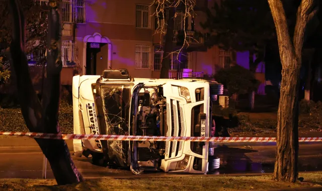 GÜNCELLEME - Bakırköy’de devrilen tankerin sürücüsü yaralandı GÜNCELLEME - Bakırköy’de devrilen tankerin sürücüsü yaralandı