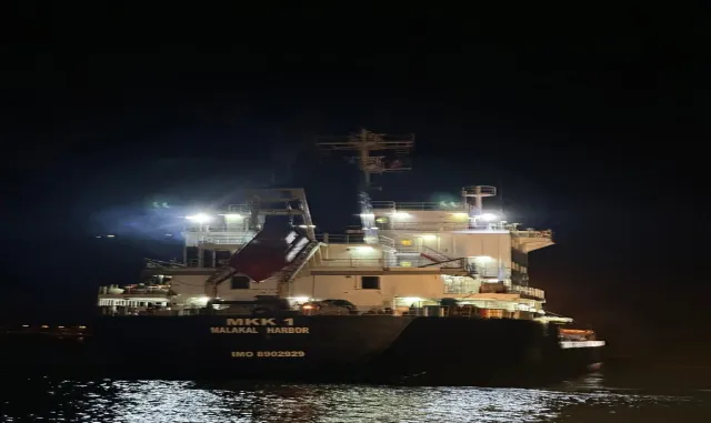 GÜNCELLEME - İstanbul Boğazı’ndaki gemi trafiği karaya oturan yük gemisi nedeniyle askıya alındı GÜNCELLEME - İstanbul Boğazı’ndaki gemi trafiği karaya oturan yük gemisi nedeniyle askıya alındı