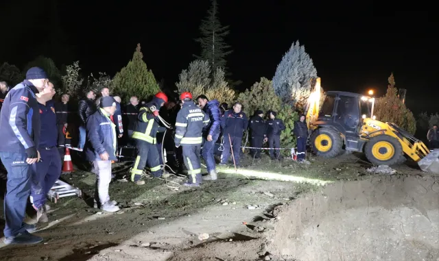 GÜNCELLEME - Manisa’da kuyuya düşen baba ve oğlunun cansız bedenine ulaşıldı GÜNCELLEME - Manisa’da kuyuya düşen baba ve oğlunun cansız bedenine ulaşıldı