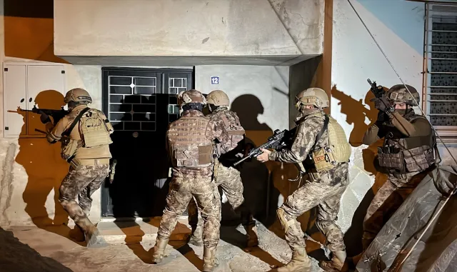GÜNCELLEME - Mersin’de terör örgütü PKK/YPG operasyonunda 8 zanlı yakalandı GÜNCELLEME - Mersin’de terör örgütü PKK/YPG operasyonunda 8 zanlı yakalandı