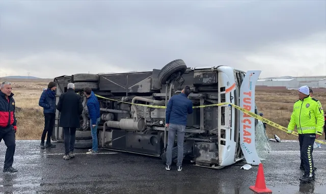 GÜNCELLEME - Niğde’de devrilen tur midibüsündeki 1 kişi öldü, 27 kişi yaralandı GÜNCELLEME - Niğde’de devrilen tur midibüsündeki 1 kişi öldü, 27 kişi yaralandı