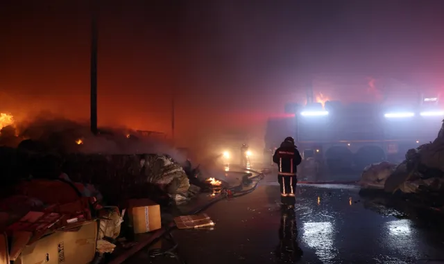 GÜNCELLEME - Sakarya’da geri dönüşüm tesisinde çıkan yangında soğutma çalışmaları tamamlandı GÜNCELLEME - Sakarya’da geri dönüşüm tesisinde çıkan yangında soğutma çalışmaları tamamlandı