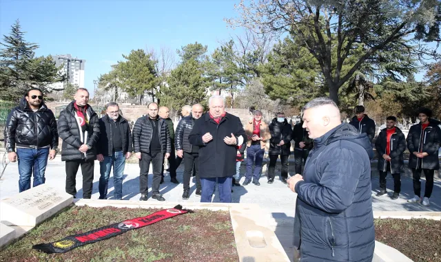 İlhan Cavcav, vefatının 6. yıl dönümünde kabri başında anıldı İlhan Cavcav, vefatının 6. yıl dönümünde kabri başında anıldı
