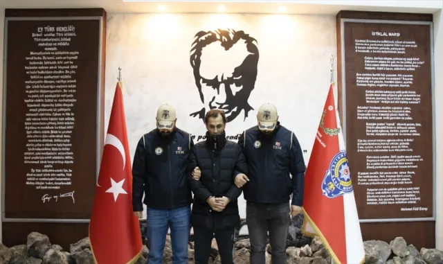 İstiklal Caddesi’ndeki patlama soruşturmasında aranan Hazni Gölge, Türkiye’ye teslim edildi İstiklal Caddesi’ndeki patlama soruşturmasında aranan Hazni Gölge, Türkiye’ye teslim edildi