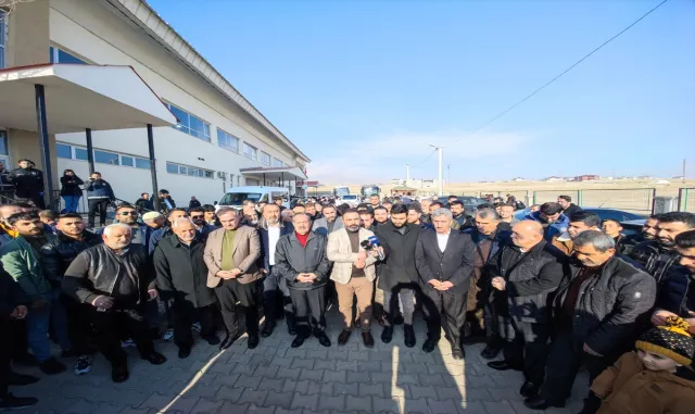 İsveç’te Kur’an-ı Kerim’in yakılmasına Bitlis’te tepki gösterildi İsveç’te Kur’an-ı Kerim’in yakılmasına Bitlis’te tepki gösterildi