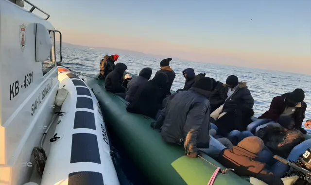 İzmir açıklarında 111 düzensiz göçmen kurtarıldı İzmir açıklarında 111 düzensiz göçmen kurtarıldı
