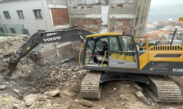 İzmir’de inşaat çalışması sırasında bir evin duvarı yıkıldı İzmir’de inşaat çalışması sırasında bir evin duvarı yıkıldı