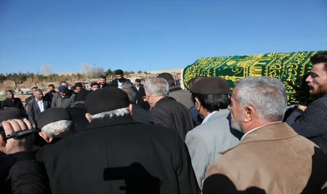 İzmir’deki vinç kazasında ölen Yıldırım Sarı’nın cenazesi Bitlis’te defnedildi İzmir’deki vinç kazasında ölen Yıldırım Sarı’nın cenazesi Bitlis’te defnedildi