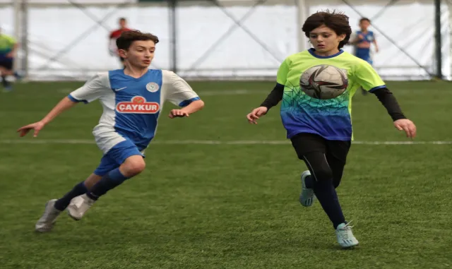 Kale direğinin altında kalarak ölen Yiğit Demirel anısına futbol turnuvası düzenlendi Kale direğinin altında kalarak ölen Yiğit Demirel anısına futbol turnuvası düzenlendi