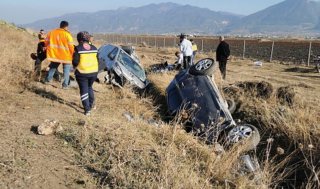 Kamyonet ile otomobil çarpıştı: 1 ölü, 2 yaralı Kamyonet ile otomobil çarpıştı: 1 ölü, 2 yaralı