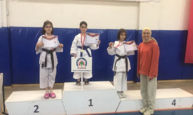 Kanuni İlkokulu, karate il birinciliği müsabakalarında derece elde etti Kanuni İlkokulu, karate il birinciliği müsabakalarında derece elde etti