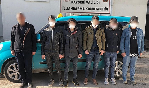 Kayseri’de 5 düzensiz göçmen ve bir insan kaçakçısı yakalandı Kayseri’de 5 düzensiz göçmen ve bir insan kaçakçısı yakalandı